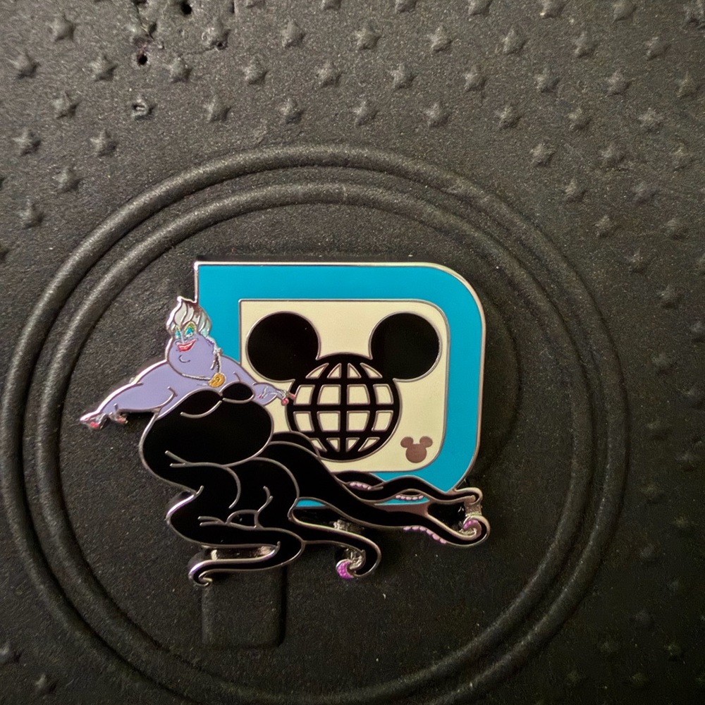 2025 Hidden Disney Pin Ursula D Logo
Hidden Mickey Pin